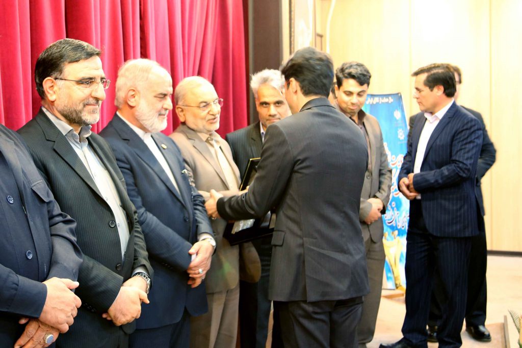 تجلیل از آذرخش در نخستین همایش حمایت از حقوق مصرف کنندگان استان قم