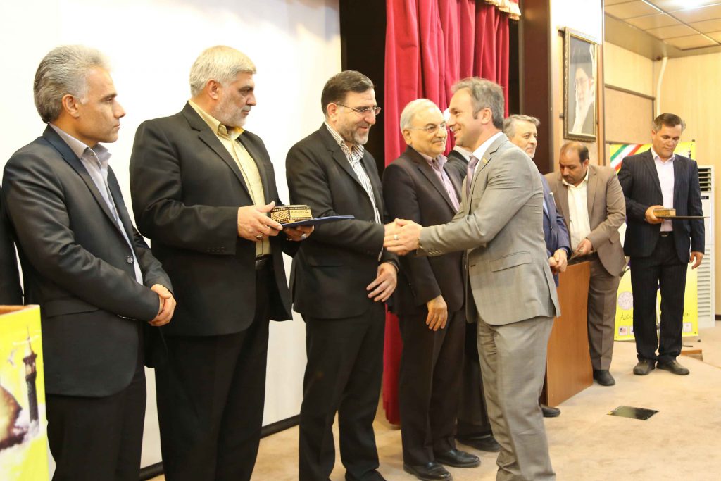 تقدیر از گروه بین المللی آذرخش به مناسبت روز بزرگداشت صنعت و معدن استان قم