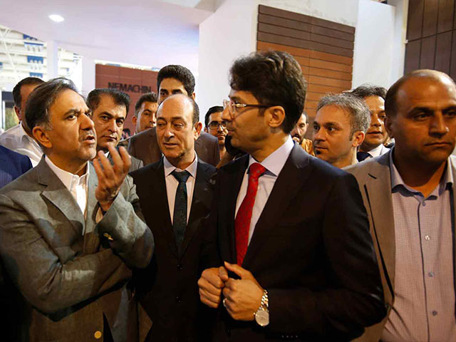 حضور مهندس آخوندی وزیر محترم راه و شهرسازی در غرفه آجرنسوز نما آذرخش