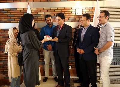 جوایز برگزیدگان مسابقه عکاسی سلفی اهداء شد