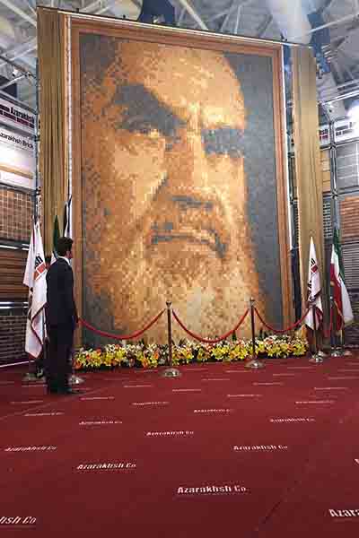 آذرخش از بزرگ ترین تمثال چهره امام خمینی (ره) رونمایی کرد