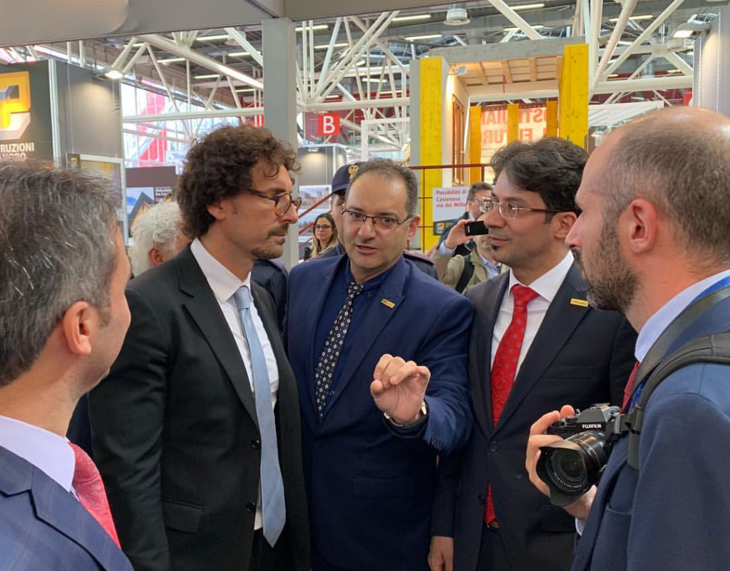 دنیلو تونینلی وزیر راه و ساختمان ایتالیا در غرفه گروه بین المللی آذرخش
