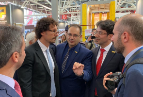 دنیلو تونینلی وزیر راه و ساختمان ایتالیا در غرفه گروه بین المللی آذرخش