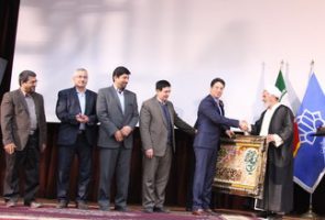 طی مراسمی در دانشگاه کاشان از مهندس سیفی به عنوان کارآفرین برتر کشور تقدیر شد