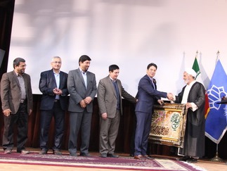 طی مراسمی در دانشگاه کاشان از مهندس سیفی به عنوان کارآفرین برتر کشور تقدیر شد