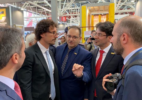 بازدید دنیلو تونینلی وزیر راه و ساختمان ایتالیا از غرفه آذرخش - نمایشگاه بولونیا