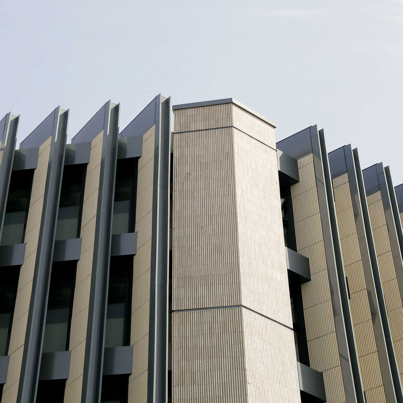 پروژه نمای آجری مجتمع پزشكی وحید - اصفهان