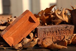 ویژگی‌ها-و-کاربردهای-خاص-انواع-آجر-را-بشناسید